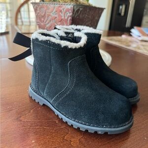 Gorgeous Kids UGG booties sz 8 like new